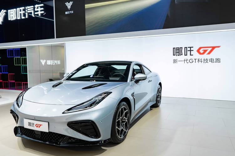 重庆159哪吒汽车在智能汽车领域的表现，领途汽车在新能源汽车市场中的影响力